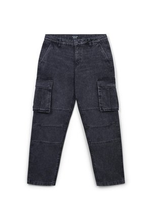 I pantaloni cargo in blu scuro presentano una vestibilità ampia, con tasche a toppa su entrambi i lati, cuciture in evidenza e un design a gamba dritta.