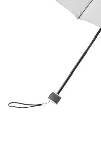 Zwarte paraplu met een grijze kap, voorzien van een rechte handgreep, rubberen grip met een lusriem, en een cirkelvormig basisdetail.