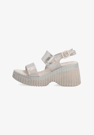 Silberne, metallic Plattform-Sandalen mit zwei breiten Riemen und verstellbarem Schnallenverschluss, ausgestattet mit einer strukturierten, geriffelten Sohle.