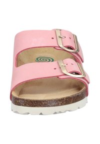 Różowy skórzany sandał na płaskiej podeszwie z dwoma regulowanymi klamrami, korkową wkładką, białą podeszwą zewnętrzną oraz okrągłym zielonym logo na wkładce.