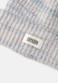 Gorro de malha em fio cinza claro e suave com manchas azuis e laranjas. Apresenta uma textura canelada e uma etiqueta branca rotulada com "DRYKORN."
