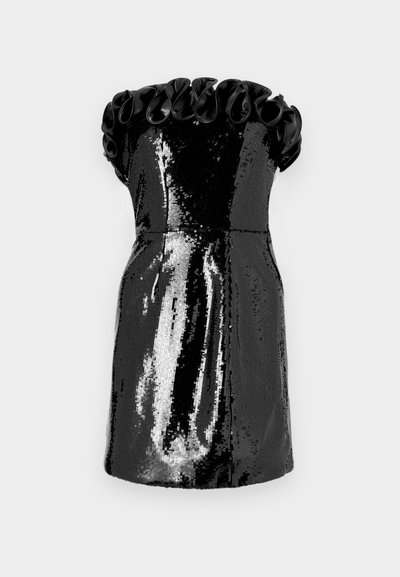 Robe noire à sequins avec une coupe ajustée, un design sans bretelles et un col à volants. Texture lisse avec une finition brillante.