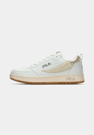 Zapatilla de cuero blanca con suela de goma, que presenta detalles en dorado, panel lateral texturizado y logotipo en el lateral y en el talón.