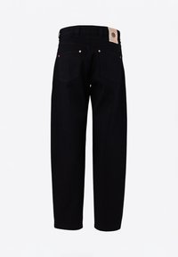 Schwarze Jeanshose in lockerem Schnitt, mit zwei Gesäßtaschen, Kupfernieten und einem geprägten Lederpatch am Taillenbund.