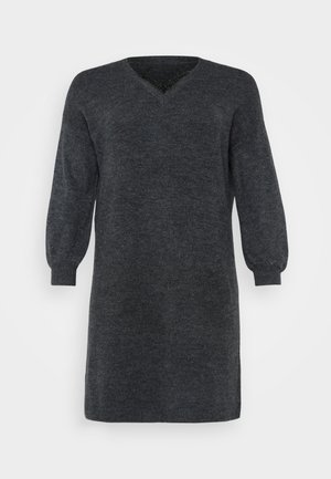 Temno siva pletena obleka s puloverjem z V-izrezom in dolgimi napihnjenimi rokavi, zaključena z rebrastimi manšetami in robom. Podrobnost teksturirane tkanine.