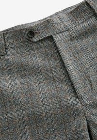 Graue Wollhosen mit einem karierten Muster und braunen Akzenten, Knopfverschluss und klassischem Schnitt.