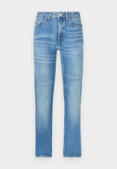 Svetlo modri jeans s ravnim krojem, ki vključujejo sprednje žepe, gumbasto zapiranje in subtilen bledik po tkanini.