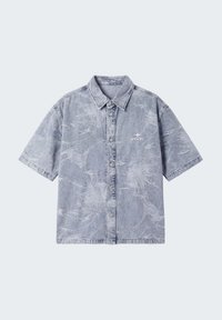 Chemise en denim acidulé à manches courtes, boutonnée, avec col et petit logo blanc PXP sur la poitrine gauche.