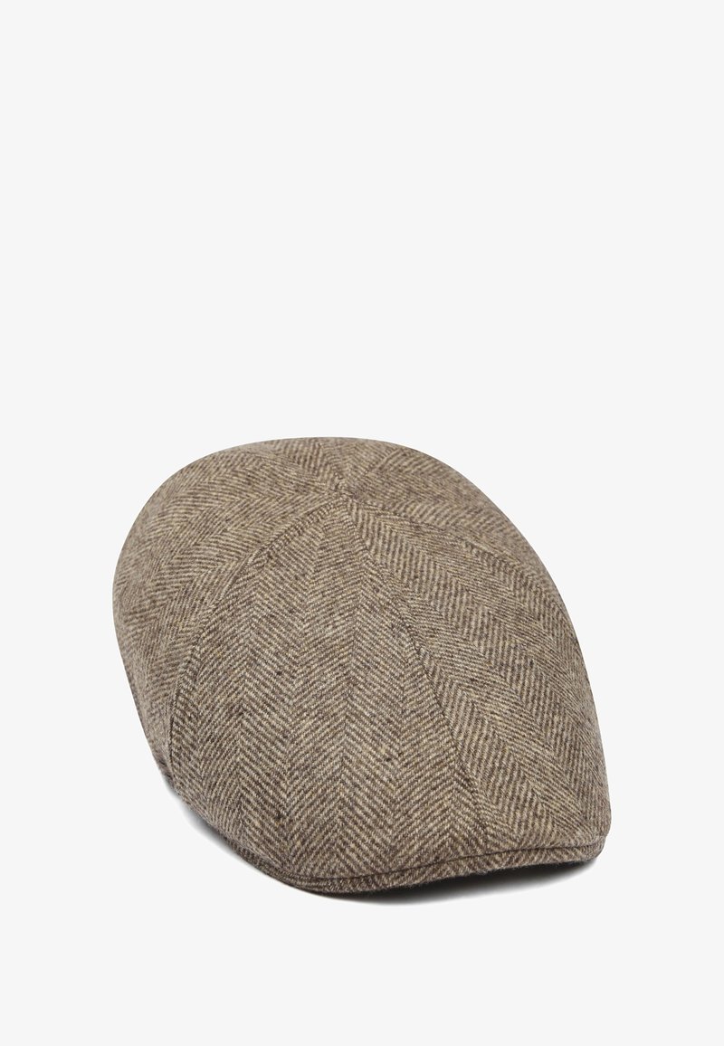 Bruine herringbone platte pet met ontwerp van acht panelen en een afgeronde, gestructureerde kroon, afgebeeld op een witte achtergrond.