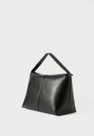 Borsa a tracolla in pelle nera con una forma strutturata e un'unica maniglia superiore. Texture liscia con una cucitura visibile lungo il centro.