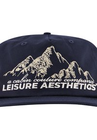 Marineblå caps med fjellgrafikk og tekst, brodert i kremfarge. Strukturert design med buet brem og justerbar stropp bak.