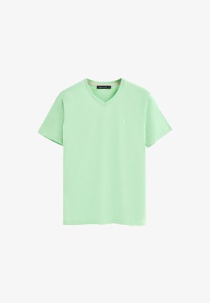 Mintgroene V-hals t-shirt voor heren, gemaakt van katoen, met korte mouwen en een klein logo op de linkerkant van de borst. Gladde textuur, casual ontwerp.