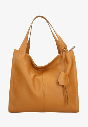 Borsa tote in pelle tan con una texture morbida, spallacci larghi e un design leggermente arricciato. Presenta un fiocco decorativo e un dettaglio con un piccolo tag.
