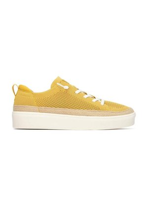 Zapatilla baja de punto amarilla con cordones blancos, ribete beige y suela plataforma blanca y gruesa orientada hacia la derecha sobre fondo blanco.