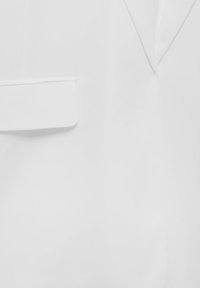 Weißer Blazer mit einer einzelnen aufgesetzten Tasche, glatter Textur, klaren Linien und subtilen Schneiderdetails, geeignet für formelle oder geschäftliche Anlässe.