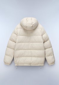 Beige gewatteerde jas met een capuchon, voorzien van horizontale stiksels en elastische manchetten. Treksnoer aan de onderkant voor een verstelbare pasvorm. Gladde afwerking.