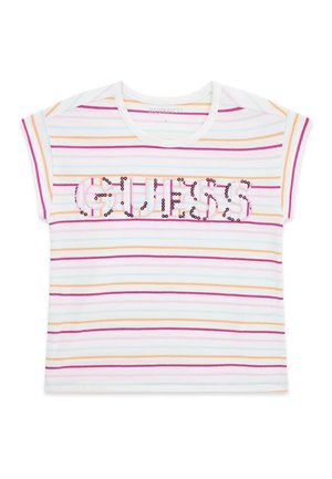 Wit T-shirt met korte mouwen met horizontale roze, oranje en turquoise strepen, met de tekst "GUESS" in roze pailletten op de borst.