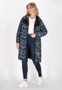Giacca mimetica in tonalità di grigio, blu e nero, con chiusura a zip, maniche lunghe e design lungo fino al ginocchio. Accentata con una parte superiore nera.