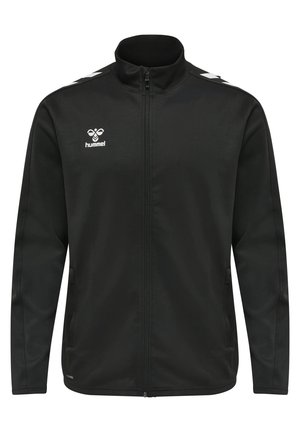 Schwarze Zip-Jacke aus glattem, strukturiertem Stoff. Mit weißem Logo auf der linken Brust und gemusterten Details an den Schultern.