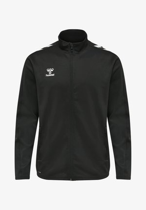 Svart zip-up jacka gjord av slät, texturerad tyg. Har en vit logotyp på vänster bröst och mönstrad detaljering på axlarna.