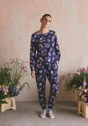 Marineblaues Pyjama-Set mit Blumenmuster, bestehend aus einem langärmligen Oberteil und schmal zulaufenden Hosen, gefertigt aus weichem Stoff. Paar gemusterte Socken inklusive.