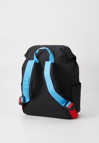 Schwarzer Rucksack mit blauen Gurten und roten Akzenten. Verfügt über einen strukturierten Stoff, Seitentaschen und einen Tragegriff oben. Schlichtes, funktionales Design.