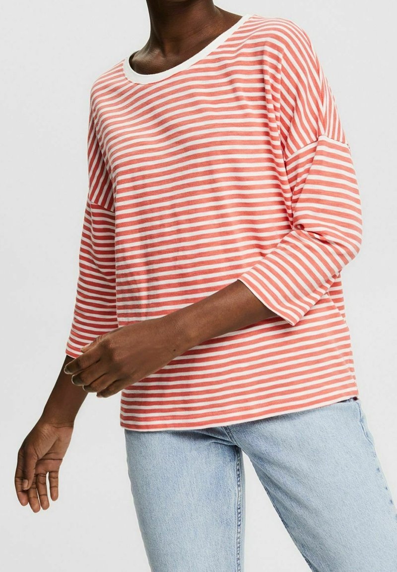Pruhovaná dlouhá košile s rukávy v korálové a bílé barvě, s lodním výstřihem, volným střihem a měkkou bavlněnou tkaninou.