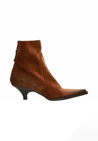 Stivaletti in suede marrone con punta a punta, pannello laterale angolato e tacco nero basso e curvo. Presentano una cerniera laterale per la chiusura.