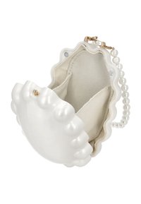 Bílá kabelka ve tvaru mušle s lesklým povrchem, texturovanými vroubkovanými okraji, krémovým vnitřkem a popruhem ve tvaru perlového řetízku se zlatou sponou.