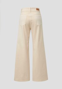 Beżowe spodnie typu wide-leg wykonane z bawełny. Posiadają wysoki stan, dwie tylne kieszenie oraz skórzaną naszywkę na tylnym pasku.