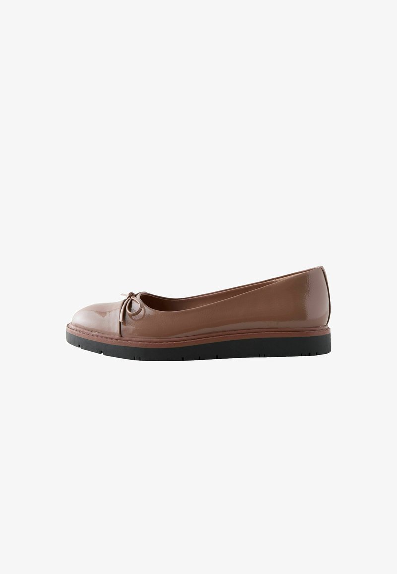 Chaussure plate marron pour femme avec une semelle noire et un petit nœud sur le bout arrondi, présentée sur un fond blanc.