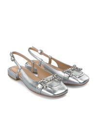 Bailarinas metálicas plateadas con tira trasera, puntas cuadradas, adornadas con rhinestones en el empeine y un tacón bajo cuadrado. Textura suave.