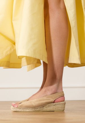Manfield, Sandalen met sleehak - taupe