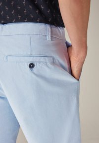 Next STRETCH - Pantaloni scurți - light blue oxford