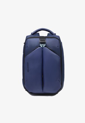 Zaino blu navy con finitura testurizzata, dotato di una tasca centrale con cerniera, spallacci regolabili e una solida maniglia superiore.