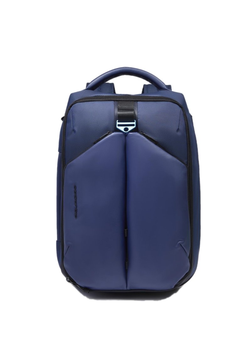 Zaino blu navy con finitura testurizzata, dotato di una tasca centrale con cerniera, spallacci regolabili e una solida maniglia superiore.