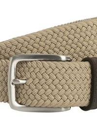 Beige geweven riem met een metallic zilveren gesp. Heeft een gestructureerde stof en een donkerbruin leren accent aan het einde.