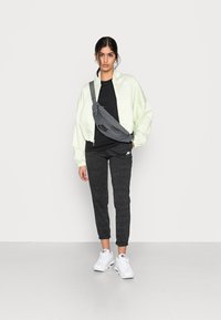 Nike Sportswear GYM VINTAGE EASY PANT - Pantaloni sportivi - black/white