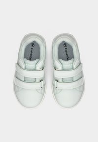 Αθλητικά παπούτσια σε μέντα πράσινο με δύο λουράκια βέλκρο, λείο συνθετικό άνω μέρος, επενδυμένος γιακάς και υφή στη σόλα από καουτσούκ. Μέγεθος 24.