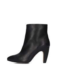 Zwarte leren enkellaars met een puntige neus en een taps toelopende hak van 10 cm, met een gladde textuur en zonder zichtbare versieringen.