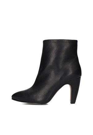 Zwarte leren enkellaars met een puntige neus en een taps toelopende hak van 10 cm, met een gladde textuur en zonder zichtbare versieringen.