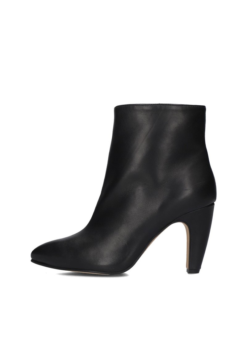 Zwarte leren enkellaars met een puntige neus en een taps toelopende hak van 10 cm, met een gladde textuur en zonder zichtbare versieringen.