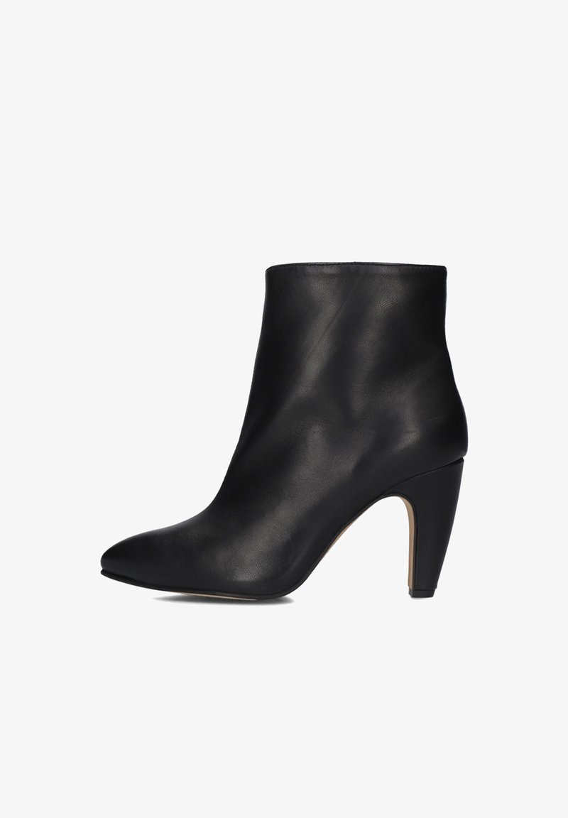 Zwarte leren enkellaars met een puntige neus en een taps toelopende hak van 10 cm, met een gladde textuur en zonder zichtbare versieringen.