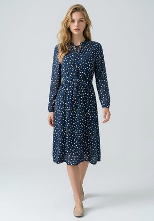 Outfitters Nation, VESTIDO FLUIDO ESTAMPADO CON CINTURILLA AJUSTADA - Vestido informal - azul marino