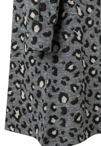 Grauer Stoff mit einem Leopardenmuster in Schwarz und Beige. Die Textur wirkt weich und hat einen leichten melierten Effekt.