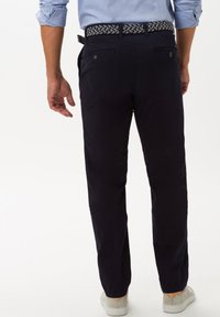 Pantaloni navy realizzati in misto cotone, dotati di una cintura intrecciata texturizzata. Design slim fit con tasche posteriori e dettagli con polsini elasticizzati.