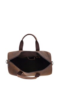 Bruine leren reistas met twee handvatten, open ritssluiting die de lege binnenkant met kleine binnenvakken onthult.