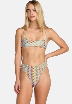 Bikiniset met een patroon van golvende rode en groene strepen op een lichtblauwe achtergrond. Verstelbare bandjes en een model met hoge taille.