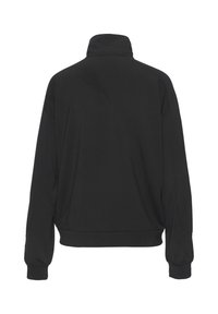 Schwarzer Pullover mit hohem Kragen, langen Ärmeln und lockerem Schnitt. Der Stoff wirkt glatt mit einer leichten Textur. Keine sichtbaren Muster oder Verzierungen.