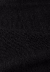 Schwarzer, strukturierter Stoff mit einem dezenten Muster und einer glatten, strickähnlichen Oberfläche. Das Gewebe ist dicht gewebt und leicht glänzend.